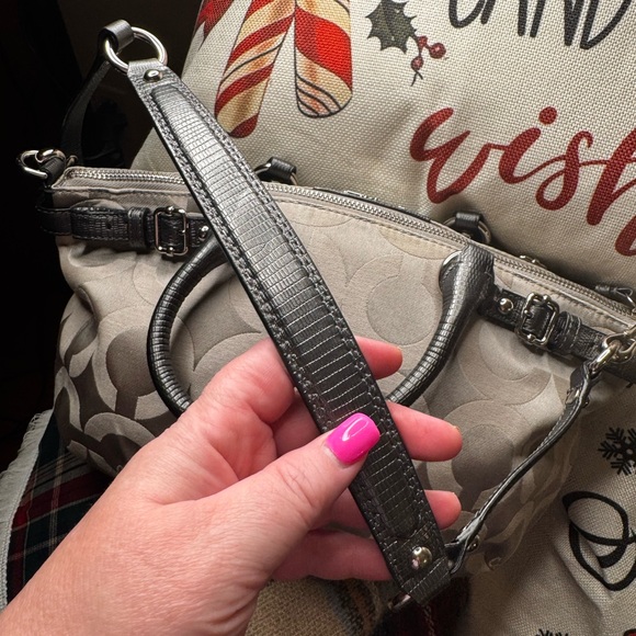 Beautiful Silver with Pink satin Lining Shoulder or Handbag. - Picture 9 of 16